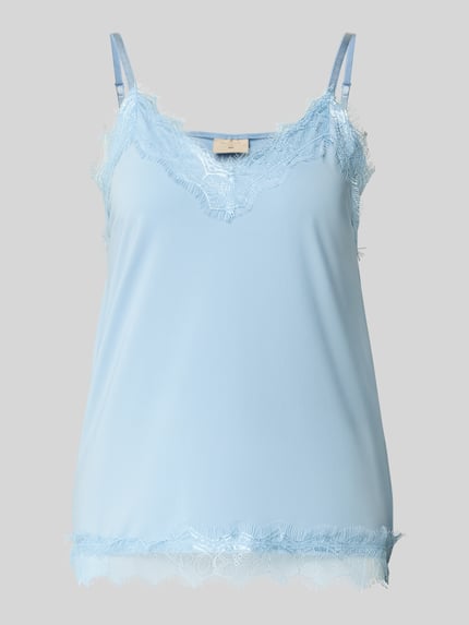 Produktfoto, Top mit Spitzenbesatz Modell 'BICCO' von FREE/QUENT w jasnoniebieskim kolorze, elastyczny materiał, regulowane ramiączka, krój slim fit, koronkowe wykończenie, długość tyłu w rozmiarze S: 38 cm
