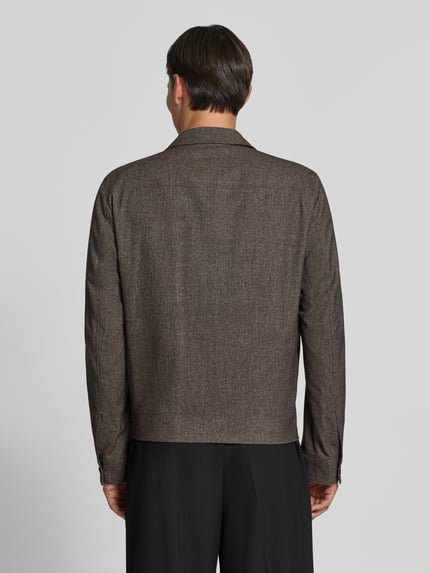 Männermodel trägt Regular Fit Jacke mit Viskose-Anteil von MCNEAL in Braun, elastisches Material, Rückenansicht, Ganzkörperansicht Rückansicht. Herren Jacke, Umlegekragen, Reißverschluss, Eingrifftaschen, Rückenlänge 66 cm, Schulterbreite 47 cm, Brustweite 55 cm, Ärmellänge 70 cm.