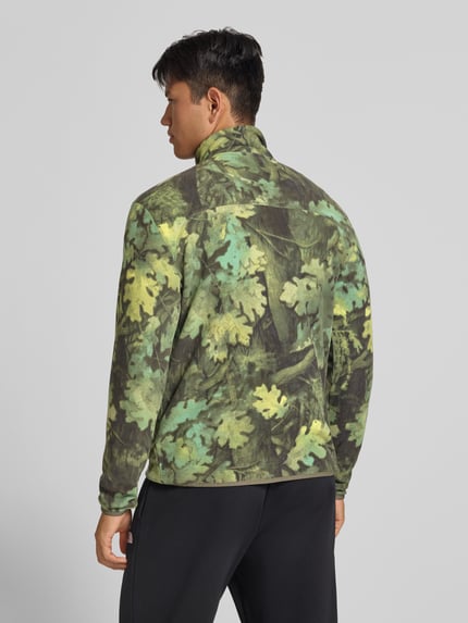 Männermodel trägt Regular Fit Sweatshirt Modell 'NOVELTY' mit Camouflage-Muster von The North Face, Grüntöne, Rückenansicht, Ganzkörperansicht Rückansicht.
