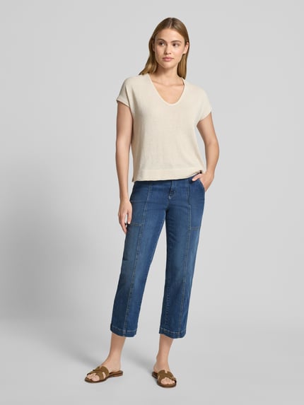 Frauenmodel trägt Jeans in 7/8-Länge Modell 'Liv Wide' von TONI, Baumwoll-Elasthan-Mix, Eingrifftaschen, Ganzkörperansicht von vorne.