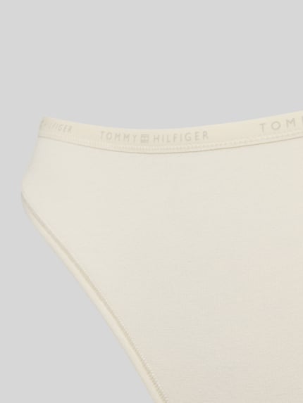 Frauenmodel trägt String aus Baumwoll-Mix von TOMMY HILFIGER, Optik: Unifarben, Label-Schriftzug, Bundabschluss: elastisch, Nahaufnahme Oberkörper.