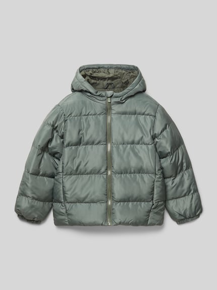 Produktfoto, Regular Fit Steppjacke mit Kapuze von Blue Seven in Stepp-Optik, grün, mit Eingrifftaschen, elastischen Ärmelabschlüssen, Reißverschluss, gefütterte Kapuze, Rückenlänge 45 cm, Schulterbreite 34 cm, Ärmellänge 44 cm, Kinderjacke