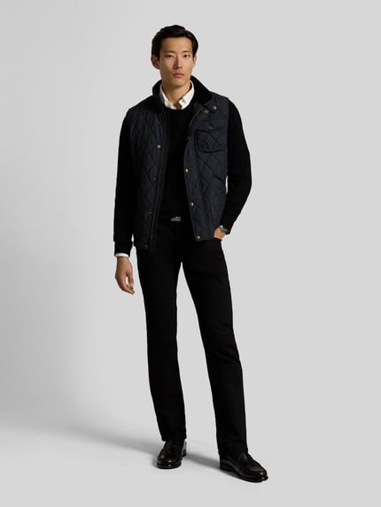 Mężczyzna nosi kamizelkę Regular Fit Weste mit Logo-Patch model 'BEATON' od Polo Ralph Lauren, kolor czarny, pikowana tekstura, Ganzkörperansicht von vorne.