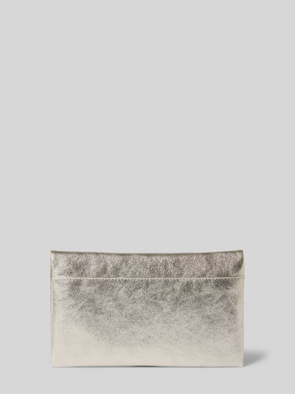 Produktfoto, Clutch aus echtem Leder mit Strukturmuster von Abro in silberner Farbe, sichtbares Strukturmuster, Vorderansicht, Hauptfach mit Umschlag und Magnetverschluss, Reißverschlussfach innen, Label-Detail innen, Maße 23x14x4 cm