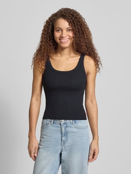 Vrouwenmodel draagt Slim Fit Top uit katoenmix model 'ESSENTIAL RIBBED TANK' van Levi's®, effen zwart, fijnribstructuur, labelpatch, U-hals, voorkant hele lichaam