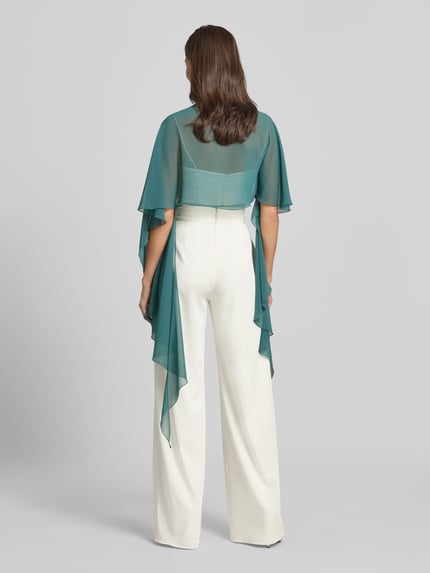 Frauenmodel trägt Stola aus Chiffon mit Knopfverschluss von Vera Mont, fließender Stoff in Türkis, Ganzkörperansicht Rückansicht.