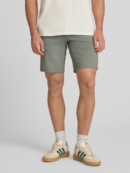 Männermodel trägt Regular Fit Chinoshorts aus Viskose-Mix Modell 'MARK' von Only & Sons, Melange-Optik, Eingrifftaschen, Nahaufnahme Oberschenkel.