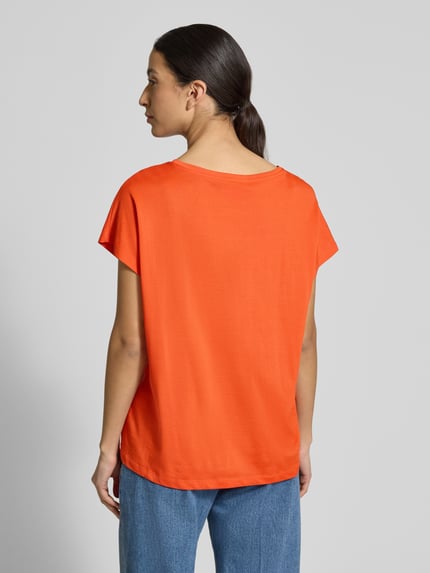 Frauenmodel trägt Oversized Fit T-Shirt aus Viskose-Mix von Smith & Soul, Baumwoll-Viskose-Mix, orange, glatte Textur, Ganzkörperansicht Rückansicht.