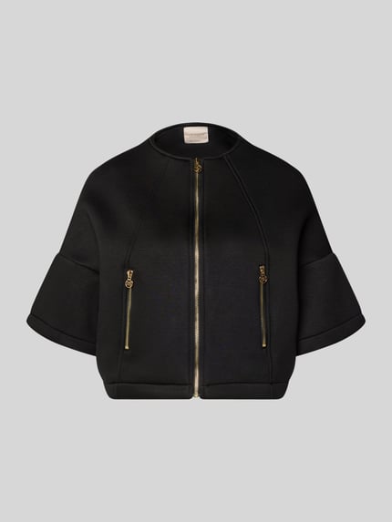 Produktfoto, Jacke mit 1/2-Arm und Reißverschlusstaschen von Rinascimento aus schwarzem Viskose-Mix mit Stretch-Anteil, gerader Schnitt, Rundhalsausschnitt, strukturierte Oberfläche, goldfarbene Reißverschlüsse