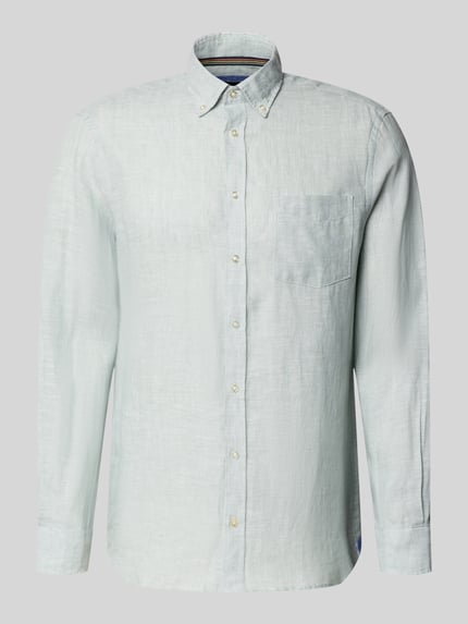 Produktfoto, Slim Fit Leinenhemd mit Brusttasche von Christian Berg Men in Hellgrau, Button-Down-Kragen, Knopfleiste, reine Leinenstruktur