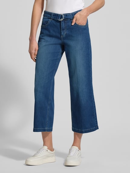 Vrouwenmodel draagt Jeans met wijd been en riem model 'Linn City' van Angels, katoenmix met stretch, dames, voorkant bovenlichaam.