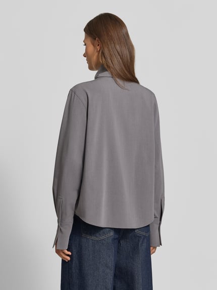 Vrouwenmodel draagt Regular Fit overhemdblouse met viscose van MYON, elastische materiaalmix, opstaande kraag, lang mouw, ruglengte 63 cm, mouwlengte 63 cm, regular fit design, ganse lichaamsopname achteraan.