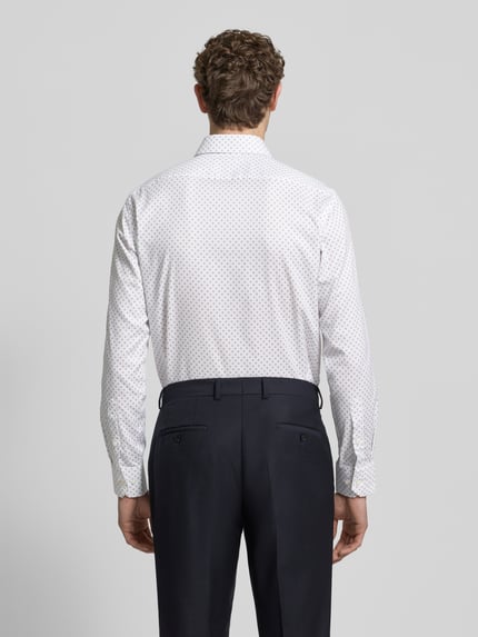 Männermodel trägt Regular Fit Freizeithemd aus Baumwoll-Mix Modell 'JOE' von BOSS, weiß mit Allover-Muster, Ganzkörperansicht Rückansicht.