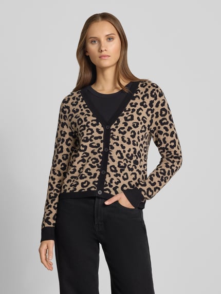 Frauenmodel trägt Regular Fit Strickjacke aus Viskose-Mix Modell 'LEO' von ONLY mit Leopardenmuster, Damen Strickjacke, Nahaufnahme Oberkörper.