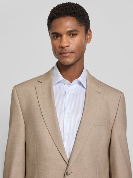 Männermodel trägt Regular Fit Sakko mit Viskose-Anteil von Christian Berg Men in Beige, Elastischer-Material-Mix, Nahaufnahme Oberkörper.