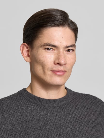 Mannenmodel draagt Slim Fit Pullover aus Schurwoll-Mix van ROY ROBSON in donkergrijs, mix van scheerwol met modal, ronde hals, met lange mouwen, ruglengte maat M 70 cm, mouwlengte maat M 69 cm, Nahaufnahme bovenlichaam.
