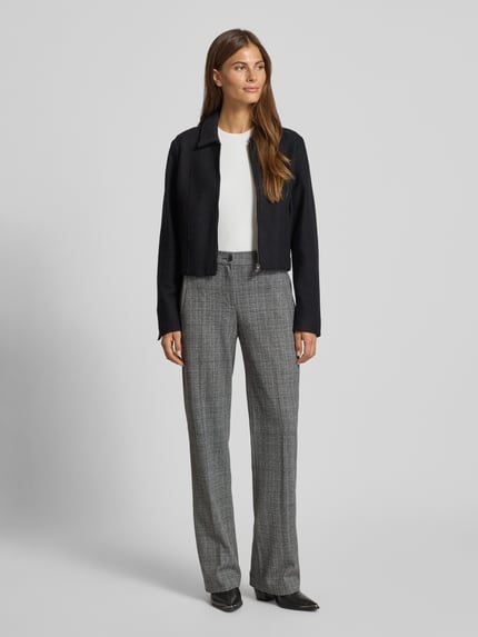 Vrouwenmodel draagt Stoffhose mit Gesäßtaschen van Raphaela By Brax, grijs ruitpatroon, viscose-mix, rechte fit, vooraanzicht hele lichaam.