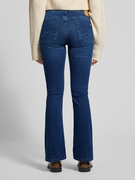 Vrouwenmodel draagt Flared Jeans met 5-Pocket-Design model 'Shelby' van Mustang, blauw katoen-lyocell-stretch, volledige rugaanzicht.