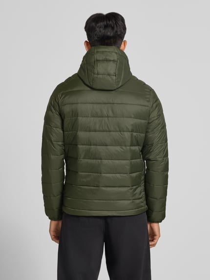 Männermodel trägt Regular fit heren gewatteerd jack in stiksels Model 'KINGSLEY' van JACK & JONES met capuchon, ritssluiting en steekzakken, ruglengte maat M 70 cm, schouderbreedte 45 cm, borstwijdte 52 cm, mouwlengte 67 cm, donkergroen, gladde structuur, geheel van achteren, Ganzkörperansicht Rückansicht.