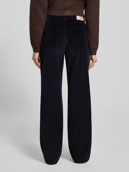 Frauenmodel trägt Wide Fit Cordhose mit Eingrifftaschen Modell 'Liv' von TONI in Dunkelblau, Hosenstoff aus elastischem Baumwoll-Mix, Ganzkörperansicht Rückansicht.