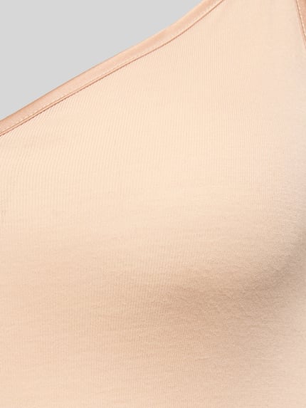 Frauenmodel trägt Slim Fit Unterhemd mit Spaghettiträgern von Hanro aus reiner Baumwolle, V-Ausschnitt, beige, Detailaufnahme