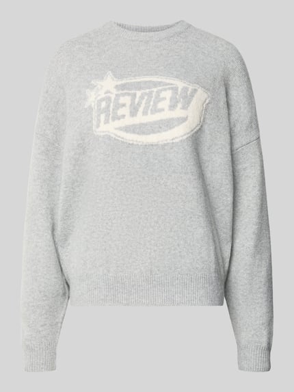 Produktfoto, Strickpullover mit Label-Print von REVIEW in Hellgrau mit weißem Print, lockerer Schnitt, Rundhalsausschnitt, gerippter Saum