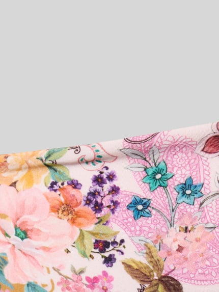 Produktfoto, Bikinihose im Allover-Look Modell 'PRETTY BOHO' von WATERCULT, florale Muster in Rosa, Blau und Gelb, Material-Mix mit Stretch-Anteil, feine Textur, körpernahe Passform