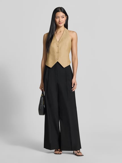 Frauenmodel trägt schwarze Regular Fit Weite Hose aus reiner Schurwolle Modell 'OVVIO' von Weekend Max Mara, Ganzkörperansicht von vorne, Damen Weite Hose
