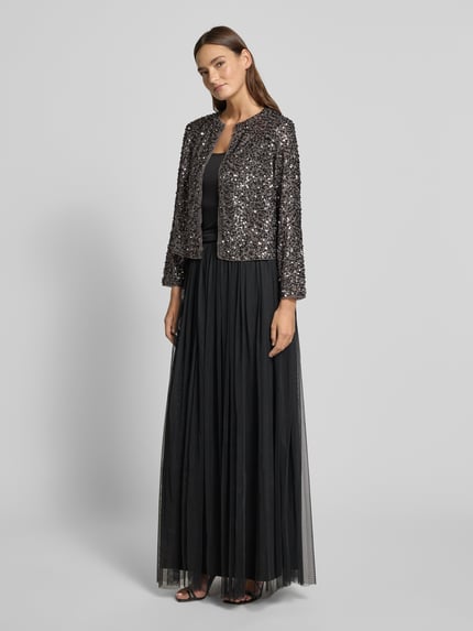 Vrouwenmodel draagt glinsterende blazer met pailletten, ronde hals, regular fit, zwarte chiffonrok, EXPLORE van comma, geheel lichaam vooraanzicht.
