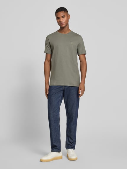 Mannelijk model draagt Regular Fit T-shirt uit puur katoen model 'TALES' van BOSS Orange, look: effen, labelpatch, ronde hals, korte mouw, jersey materiaalverwerking, heren t-shirt, voorkant volledig zichtbaar