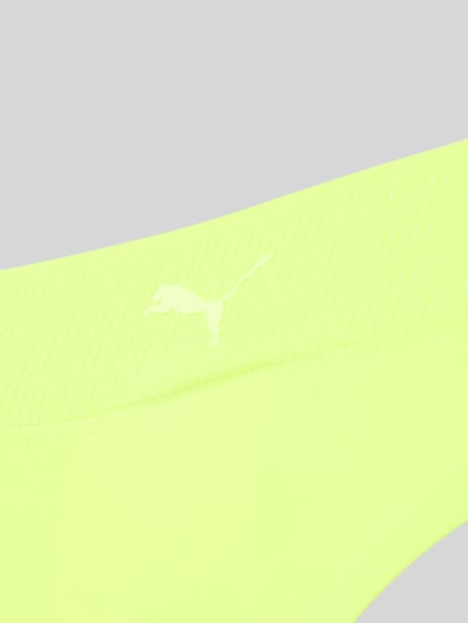 Vrouwenmodel draagt String mit Logo im 2er-Pack van PUMA in neon geel, elastische band met logo, materiaalmix met stretch, nauwsluitend. Detailopname.