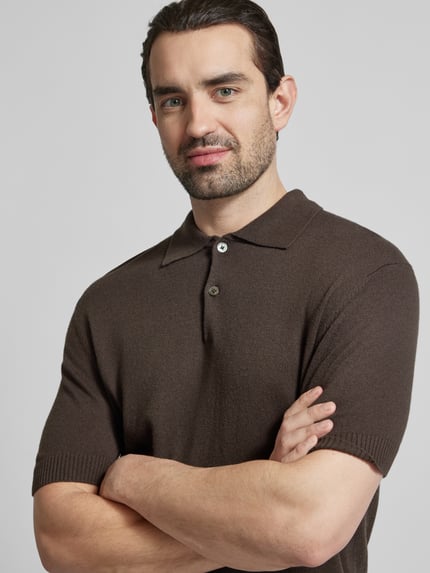 Männermodel trägt Slim Fit Poloshirt mit Kaschmir-Anteil von FTC Cashmere, Baumwoll-Mix, Polokragen, Knopfleiste, 1/2-Arm, Nahaufnahme Oberkörper.