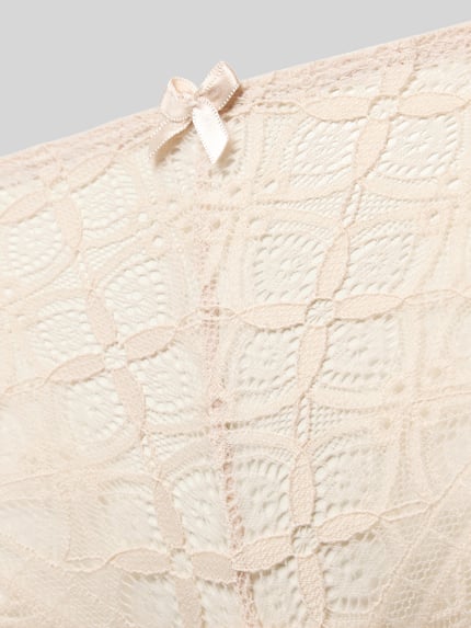 Produktfoto, Slip mit Spitzenbesatz und Schleife von Jake*s Casual in Beige mit filigranem Spitzenmuster und zarter Schleife, Detailaufnahme