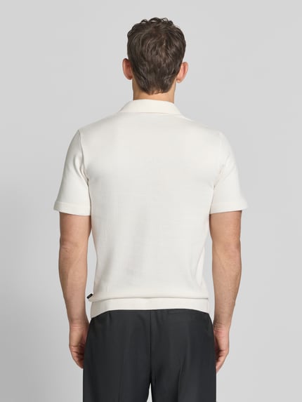 Męskimodel nosi Regular Fit Poloshirt mit Reißverschluss Modell 'MILANO' von Jack & Jones Premium, biały, krój regular fit, widok całej sylwetki z tyłu, bawełniany miks biologiczny, kołnierzyk polo, krótki zamek, detal z logo, długość tyłu w rozmiarze M: 68 cm.