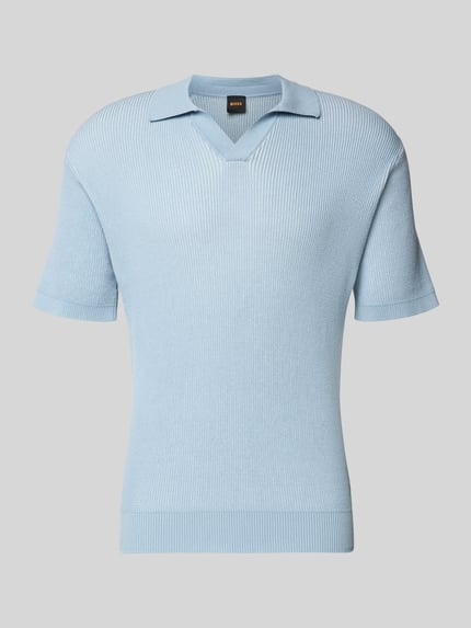 Produktfoto, lichtblauw Regular Fit poloshirt uit puur katoen model 'ARAVOLO' van BOSS Orange in gebreide look met ribtricot, labelpatch, polokraag, V-hals, ritssluiting, korte mouw met geribde mouwboord, rompzoom met zijsplitten, materiaalverwerking ribtricot.