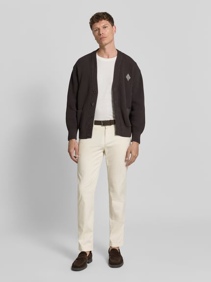 Männermodel trägt Slim Fit HOSE mit Eingrifftaschen Modell 'Tybalt 5' von g1920, Baumwoll-Lyocell-Mix, Soft Touch, Ganzkörperansicht von vorne.