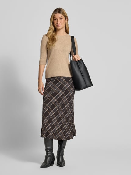 Frauenmodel trägt Strickpullover mit 1/2-Arm und Rundhalsausschnitt von Christian Berg Woman aus reiner Baumwolle, Slim Fit, Beige, Ganzkörperansicht von vorne.
