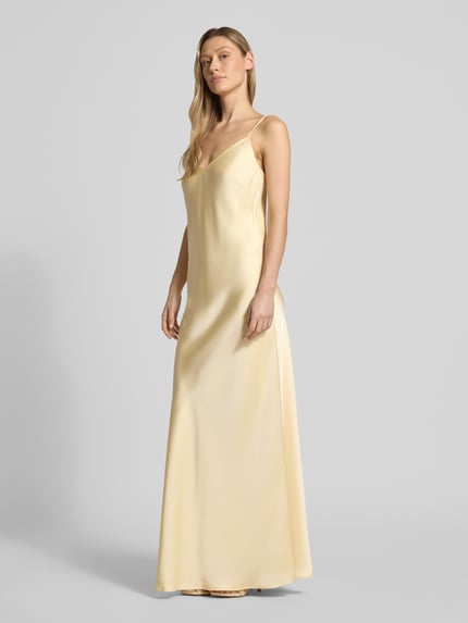 Vrouwenmodel draagt avondkleid aus Satin met spaghettiträgern van Jake*s Cocktail in lichtgeel, satijn textuur, maxi recht fit, V-hals, voorkant volledig zichtbaar, Ganzkörperansicht von vorne.