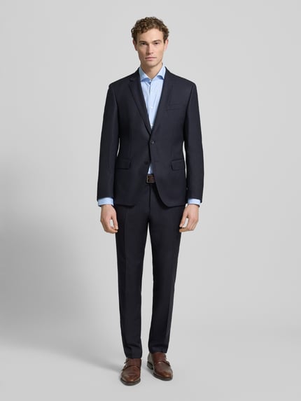Männermodel trägt Regular Fit Businesshemd aus reiner Baumwolle Modell 'JOE' von BOSS, strukturiert, Ganzkörperansicht von vorne.