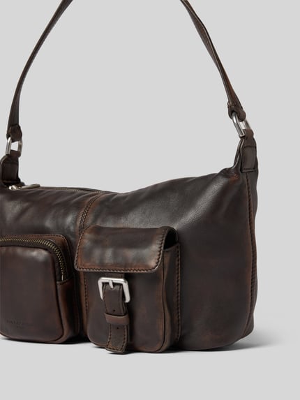 Produktfoto, Schultertasche in dunklem Braun mit Reißverschluss, Außenfach mit Überschlag, glatter Lederstruktur, Shoulder Bag mit Reißverschluss Modell 'Andrea' von LIEBESKIND BERLIN, Hauptfach, Innenfach, Schulterriemen, Maße 33x18x10 cm, Länge Schulterriemen 51 cm.