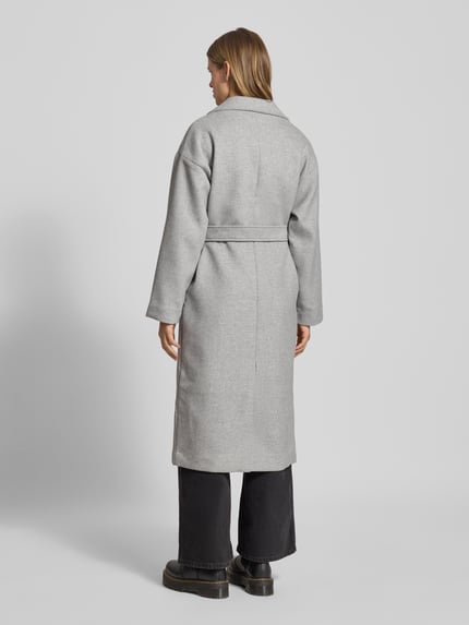 Vrouwenmodel draagt Mantel met Reverskraag van LeGer by Lena Gercke, grijze mix, tailleband, steekzakken, rugaanzicht volledige lengte.