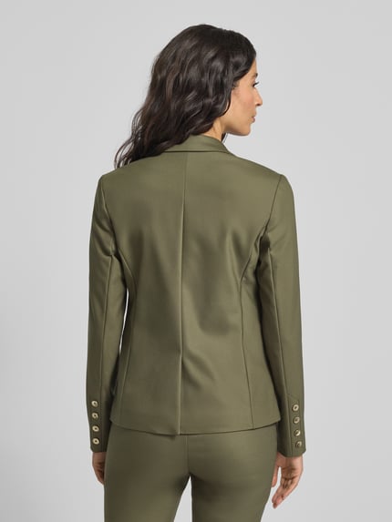 Vrouwenmodel draagt Slim Fit Blazer met Pattentaschen Model 'Blake Night' van MOS MOSH in olijfgroen katoenmix met stretch, gladde textuur, ruglengte 61 cm, borstwijdte 44 cm, mouwlengte 61 cm, reverskraag en knoopsluiting, klepzakken. Ganzkörperaanzicht achterkant.