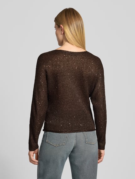 Frauenmodel trägt Pullover mit Strickdetail von VERO MODA in strukturierter Optik, Braun mit Rollsaum, kombiniert mit Jeans, Ganzkörperansicht Rückansicht.