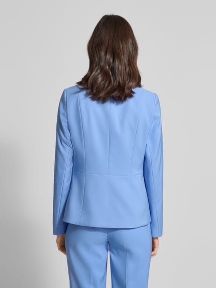 Frauenmodel trägt Slim Fit Blazer mit Reverskragen von Betty Barclay, Elastischer-Material-Mix, 2-Knopfleiste, Aufgesetzte Eingrifftaschen, Rückenlänge 62 cm, Brustweite 35 cm, Ärmellänge 61 cm, hellblaue Farbe, glatte Textur, Ganzkörperansicht Rückansicht.