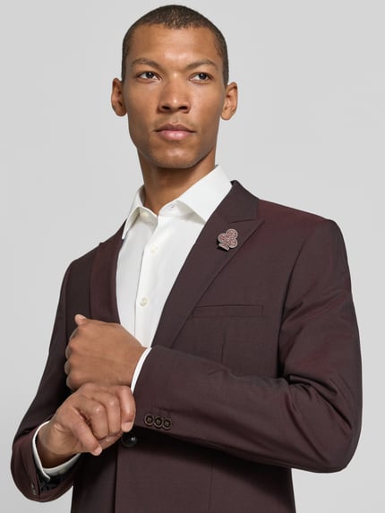 Männermodel trägt Slim Fit Sakko aus Schurwolle mit Logo-Detail von HUGO, unifarben, feines Webmuster, Nahaufnahme Oberkörper.
