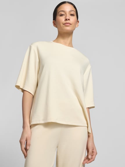 Frauenmodel trägt T-Shirt mit Rundhalsausschnitt von Soyaconcept, Damen T-Shirt im Relaxed-Fit, Material-Mix mit Modal-Anteil, helle Unifarbe, Nahaufnahme Oberkörper.