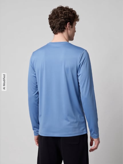 Männermodel trägt Regular Fit Sport-Langarmshirt mit Rundhalsausschnitt von Nike, hellblau, glatte Textur, Ganzkörperansicht Rückansicht, Herren Sport-Langarmshirt von Nike Training, KI-modifiziertes Bild