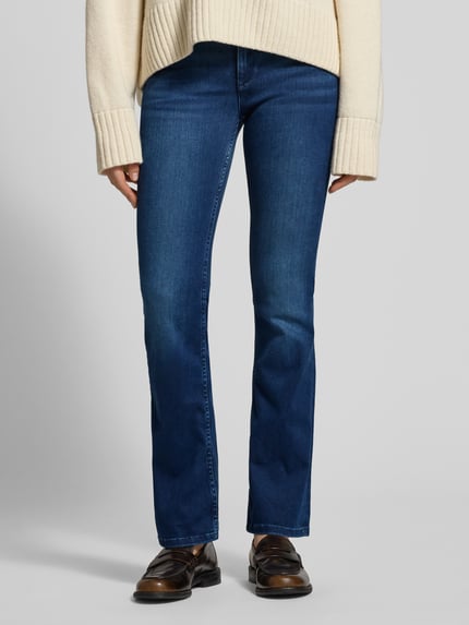 Vrouwenmodel draagt Flared Jeans met 5-Pocket-Design model 'Shelby' van Mustang, donkerblauw, katoenen lyocell-mix, frontale close-up.