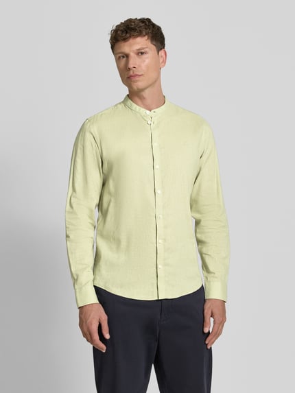 Männermodel trägt Slim Fit Freizeithemd mit Stehkragen Modell 'Anton' von Casual Friday, Seide-Baumwoll-Mix, hellgelb, Ganzkörperansicht von vorne.