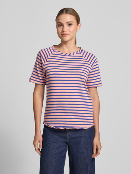 Frauenmodel trägt Regular Fit T-Shirt mit Rundhalsausschnitt von Smith and Soul, Reine Baumwolle, Rollsaum, Rückenlänge 55 cm, Ganzkörperansicht von vorne.